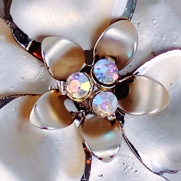 Vintage 50s 60s Gold Tone Flower Brooch Aurora Borealis Rhinestone Large Pin - Picture 4 of 12